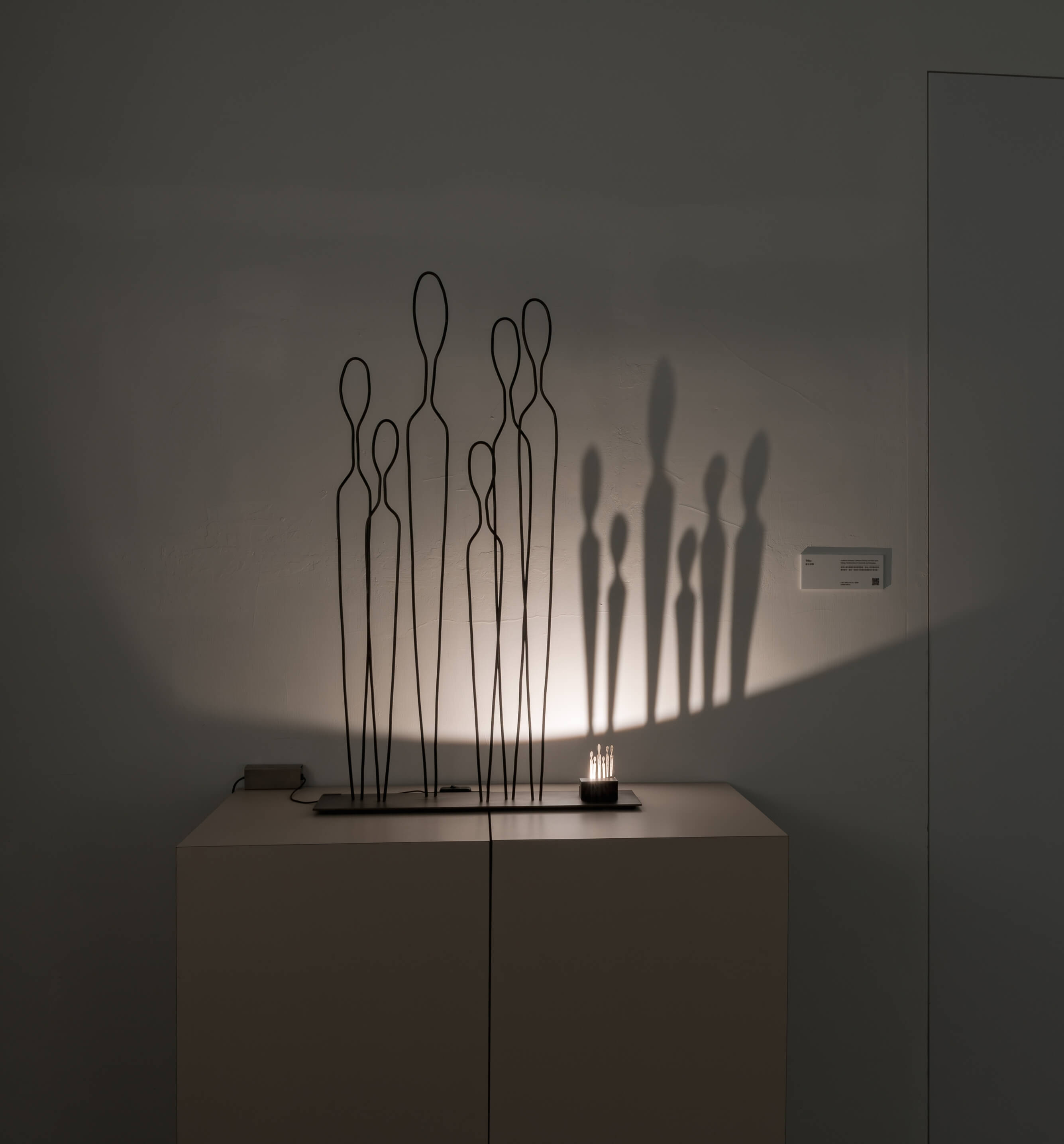 The Beauty of Interwoven Light and Shadow – Exploring the Art of Arturo Álvarez